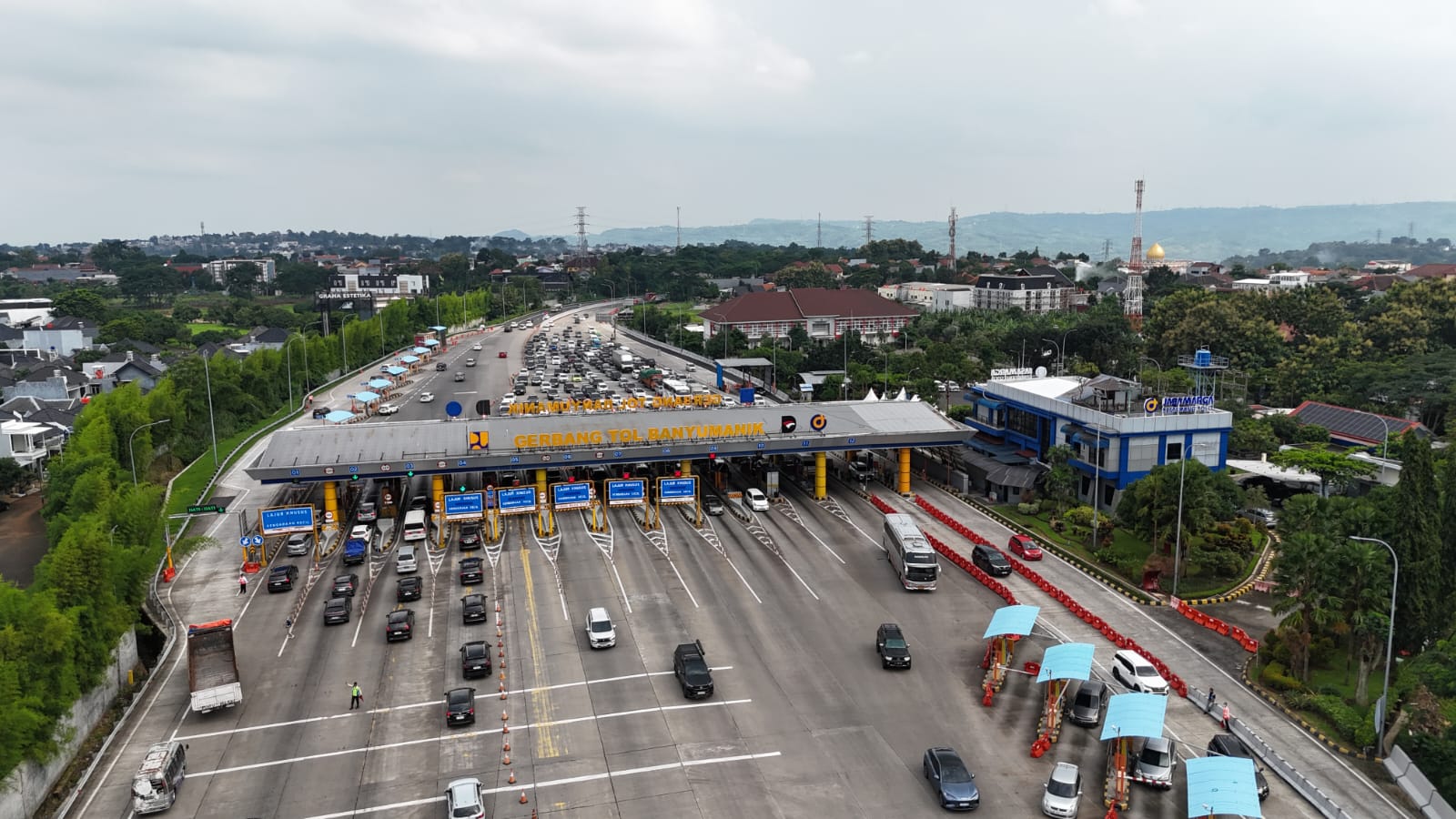 Volume Lalu lintas di GT Banyumanik Meningkat Pada H-3 Libur Imlek 2026